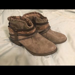 Cute ankle booties never worn!